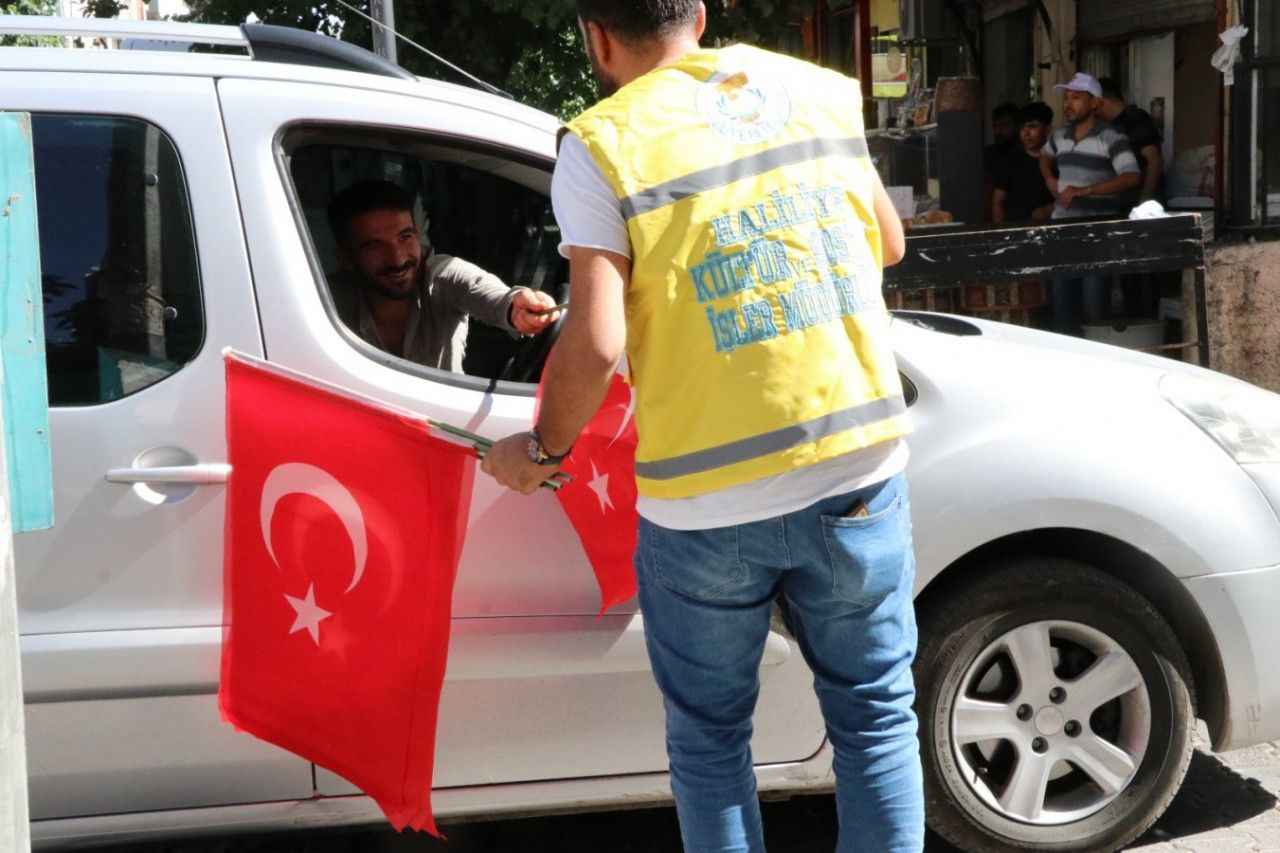 Haliliye’de vatandaş ve esnafa Türk Bayrağı dağıtıldı