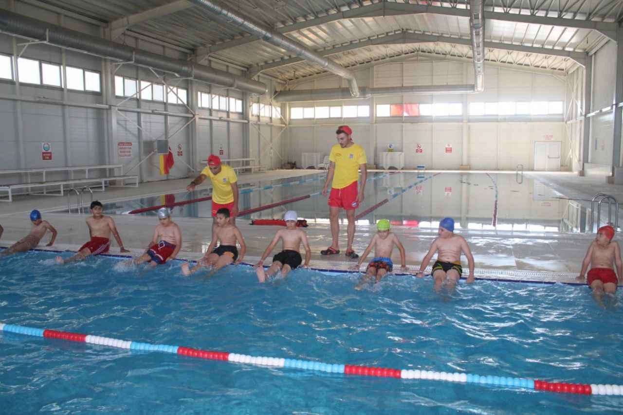 Viranşehir Belediyesi’nin yüzme kursu büyük ilgi görüyor