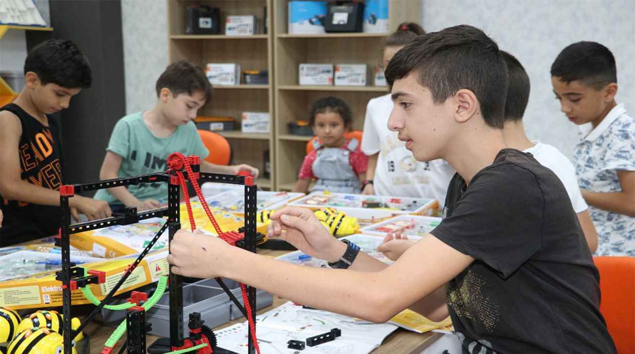 Karaköprü'de çocuklar yaz tatilini bilim merkezinde değerlendiriyor