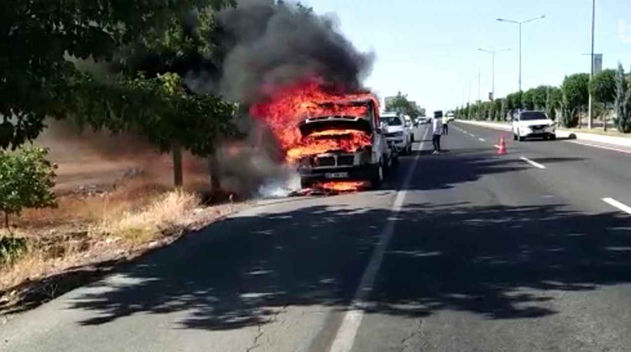 Urfa'da araç alev alev yandı, o anlar kameraya yansıdı!