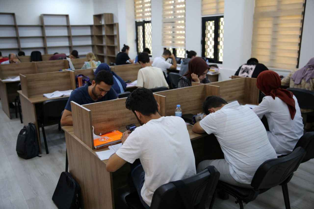 Karaköprü’de öğrenciler sınavlara okuma evlerinde hazırlanıyor