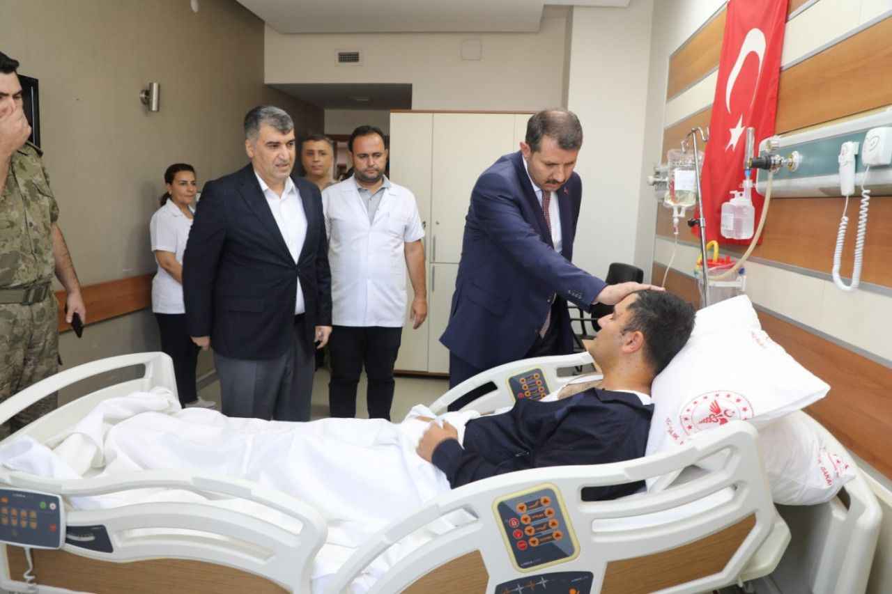 Vali Ayhan yaralı askerleri hastanede ziyaret etti