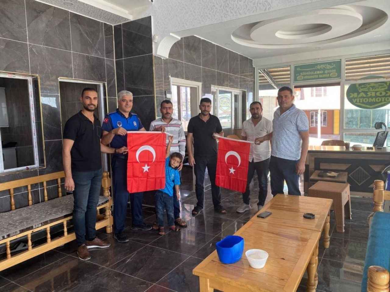 Eyyübiye’de 30 Ağustos Zafer Bayramı nedeniyle Türk bayrağı dağıtıldı