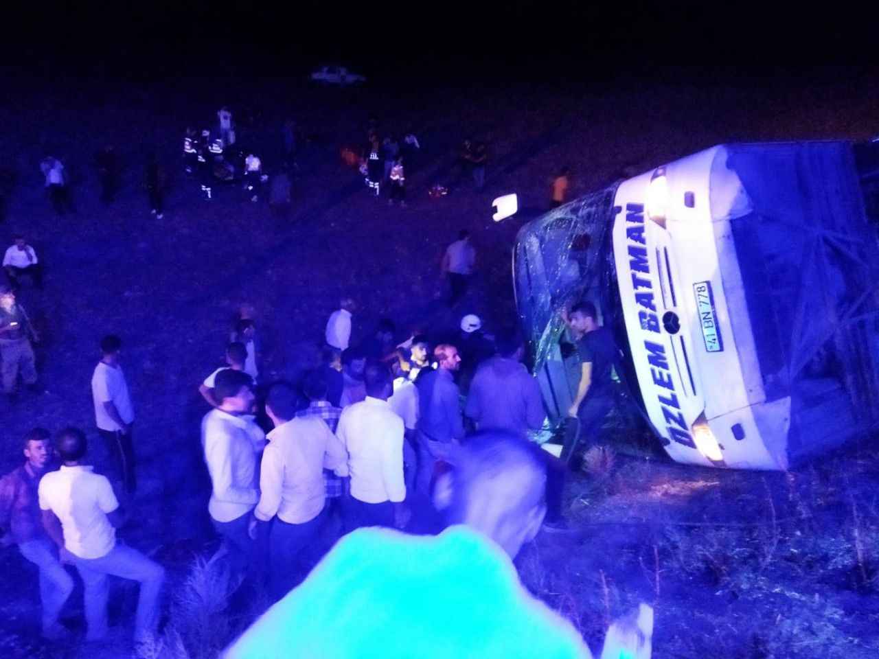 Urfa'da yolcu otobüsü ile kamyon çarpıştı! Çok sayıda yaralı var