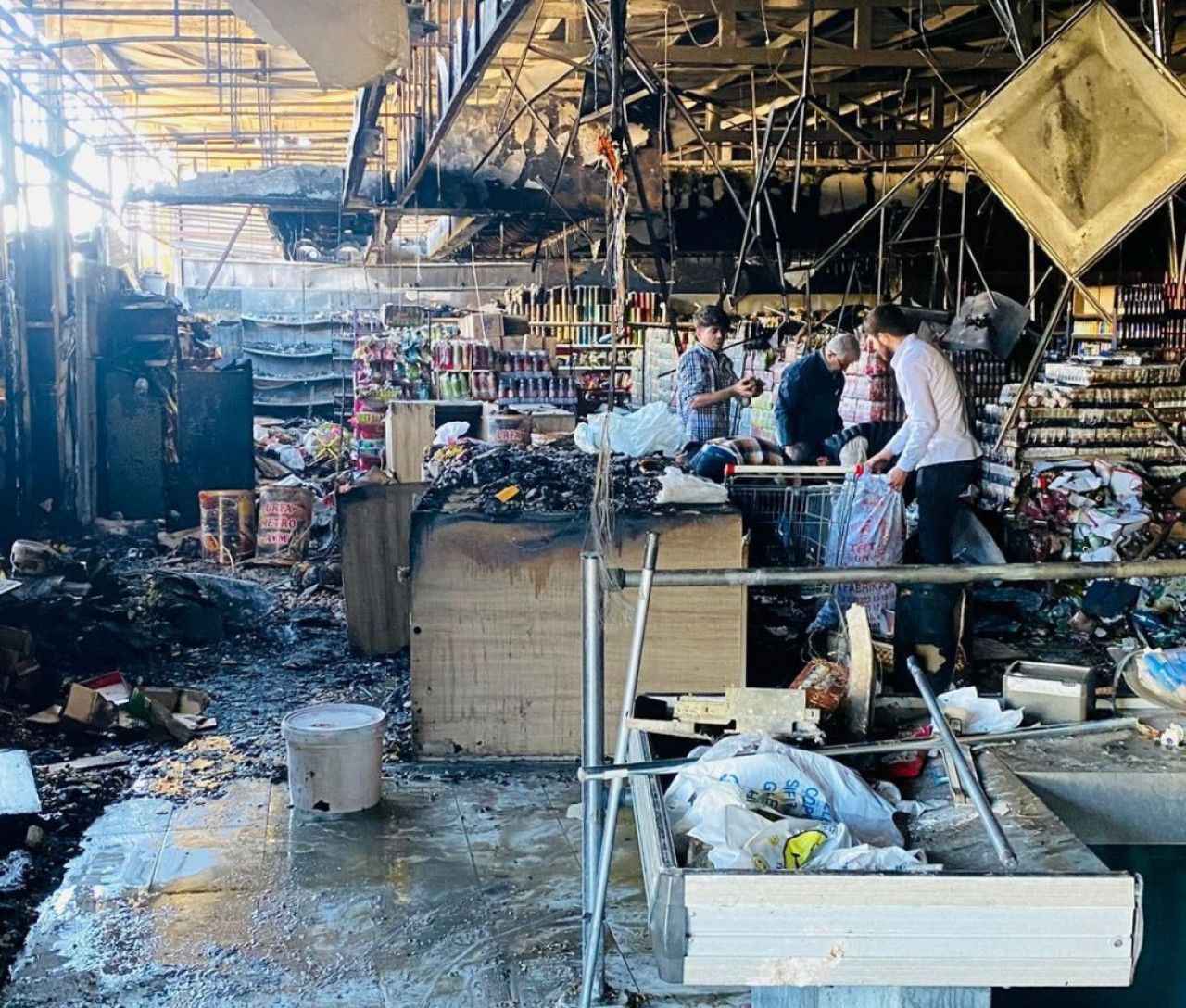 Haliliye'de sabah saatlerinde marketteki yangından geriye kalanlar