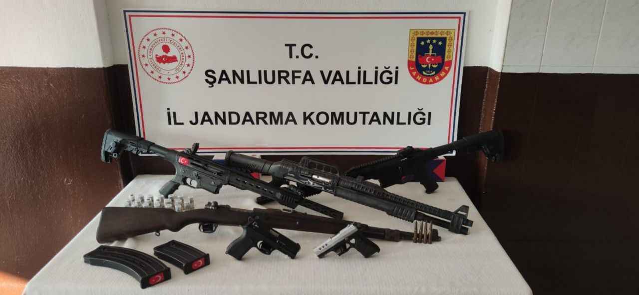 Viranşehir'de husumetli ailelerin evlerinde silahlar ele geçirildi