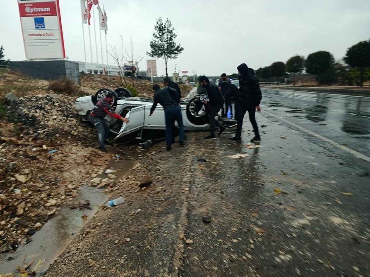 Karaköprü'de otomobil takla attı: 2 yaralı