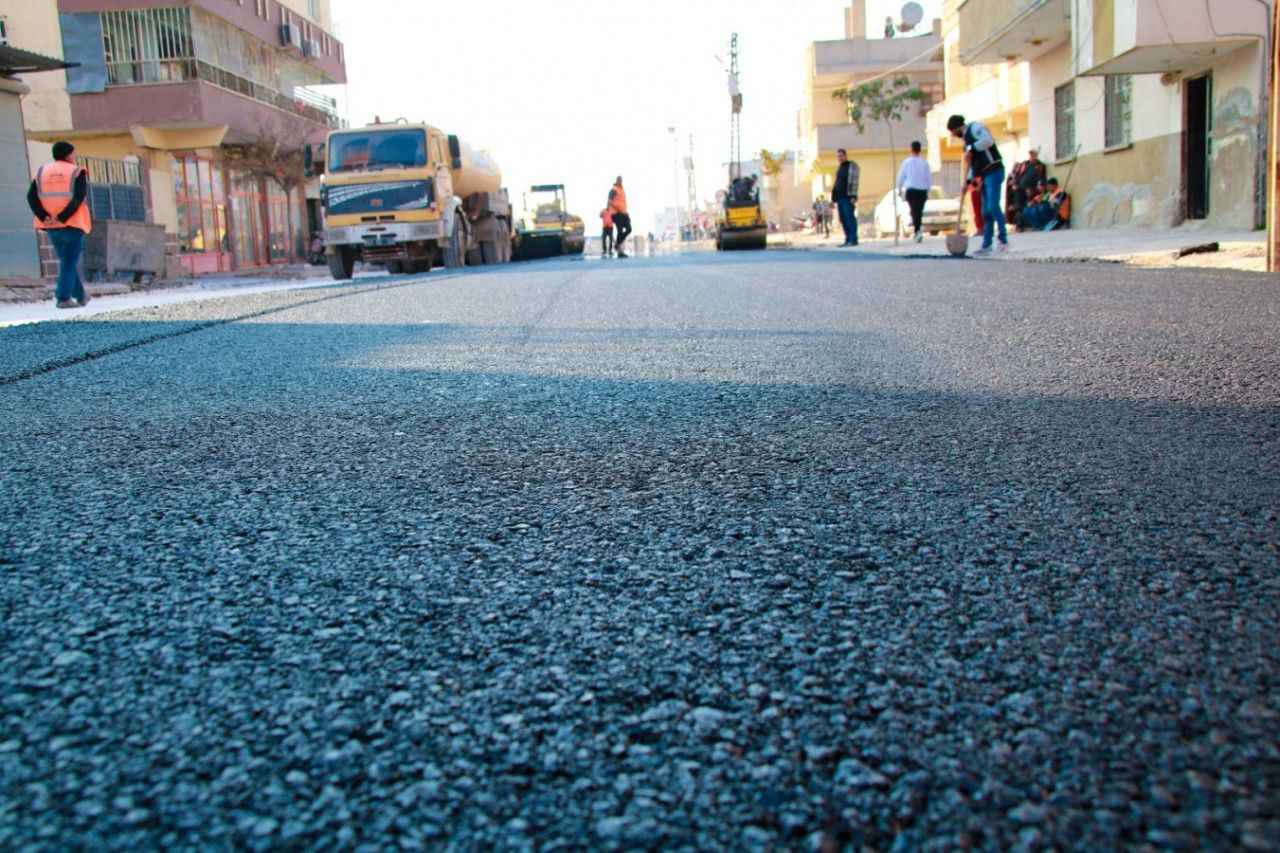 Mehmet Kartal Caddesinde sıcak asfalt serimine başlandı