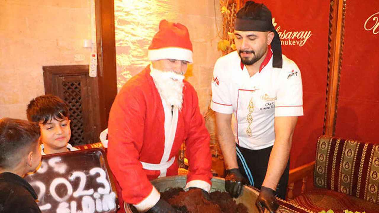 Urfa'da yılbaşı klasiği değişmedi: Noel baba çiğköfte yoğurdu