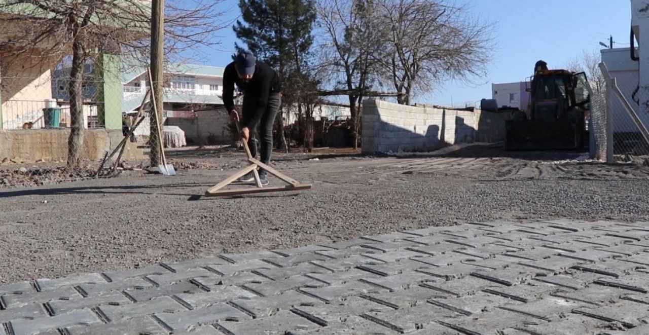 Viranşehir’de kırsal mahallede kilitli parke taşı çalışması