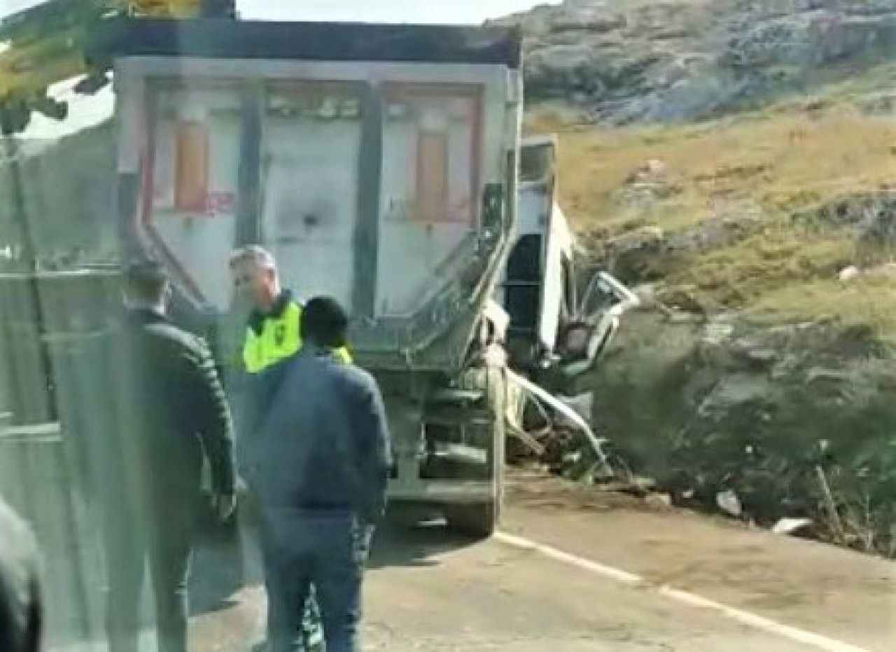 Şanlıurfa’da yoldan çıkan araç taşlara çarparak durabildi!