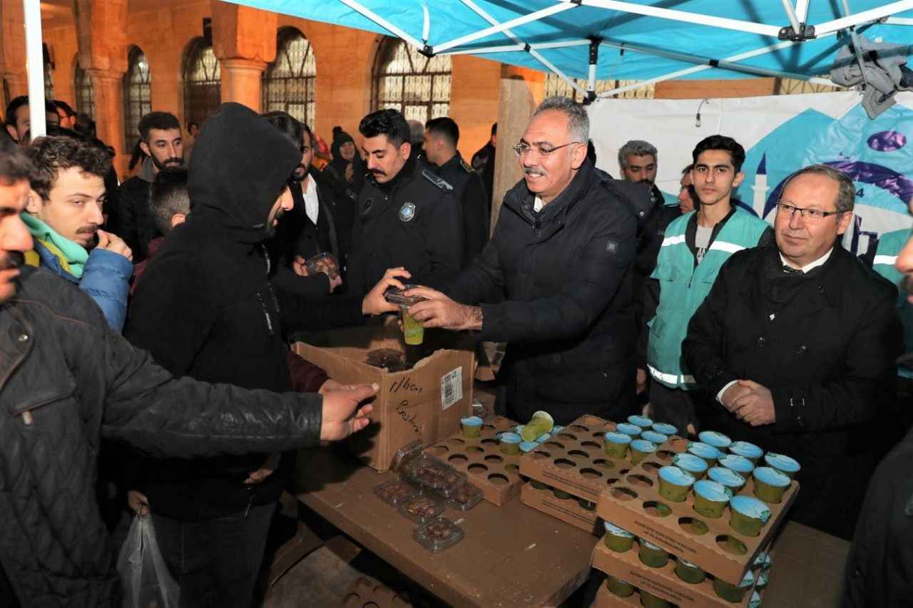 Eyyübiye Belediyesinden vatandaşlara kandil lokması ve şerbet ikramı
