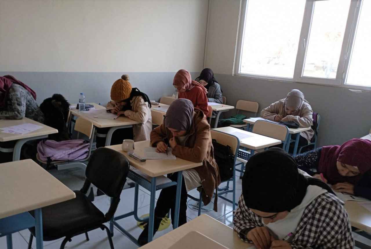 Eyyübiyeli gençler ücretsiz TYT sınavına katıldı