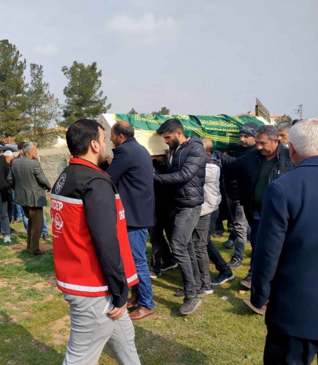 İstanbul’da ölü bulunan baba ve çocukları Ceylanpınar’da toprağa verildi!