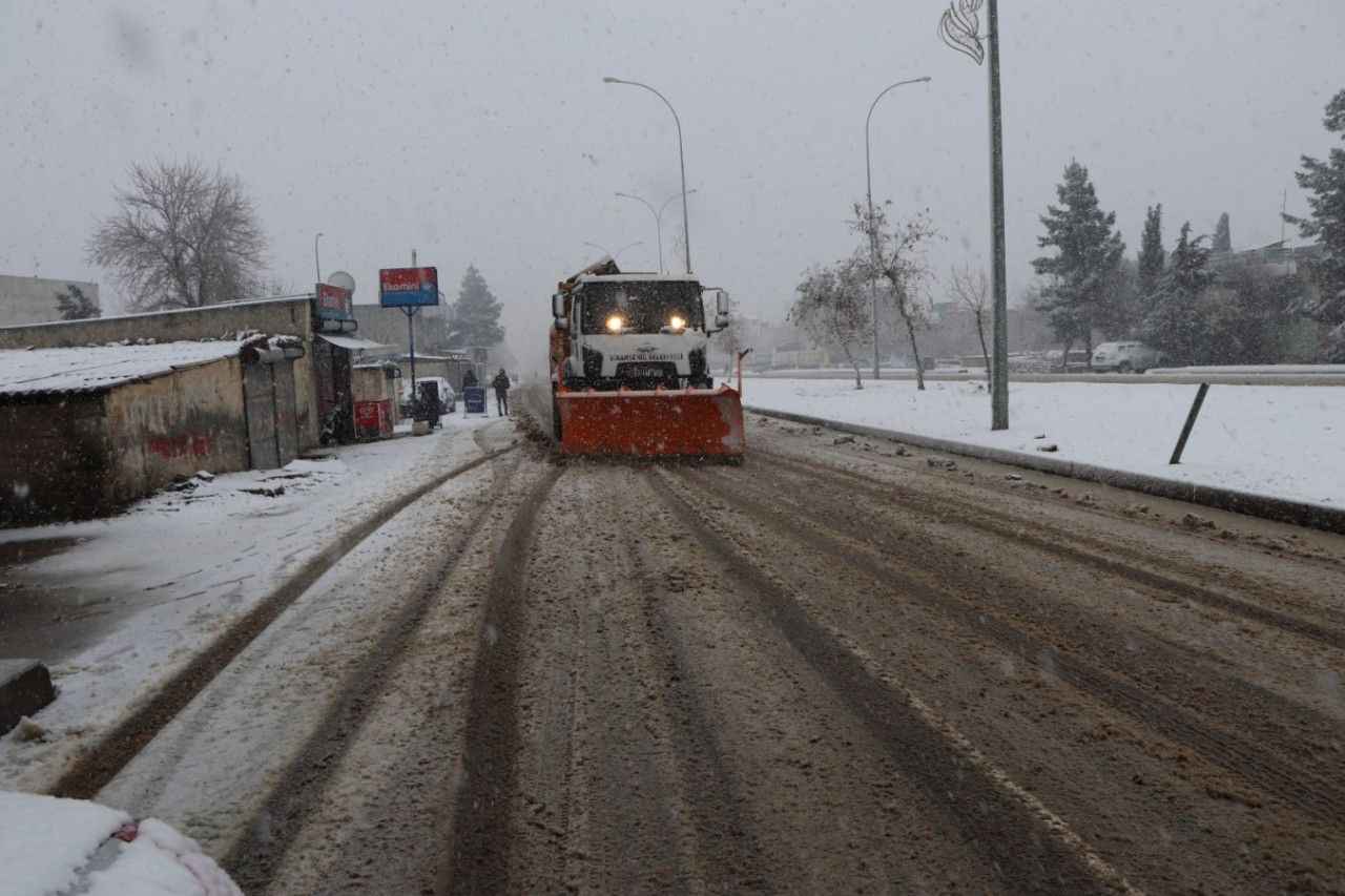 Viranşehir’de karla mücadele sürüyor