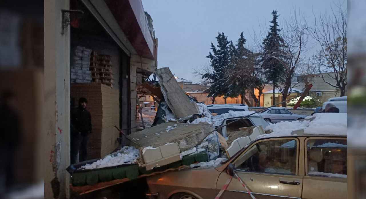 Urfa'da sundurma çöktü, araçlar altında kaldı!