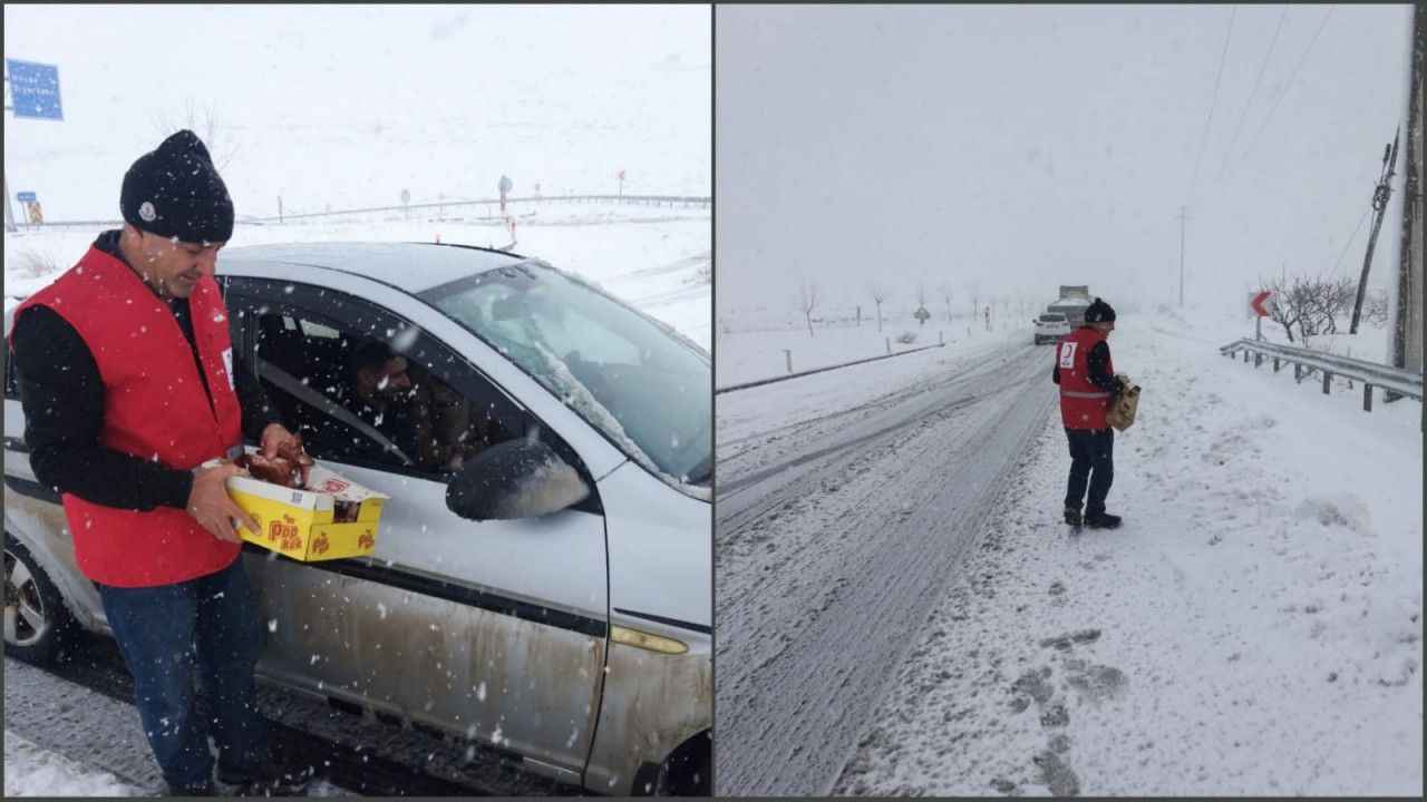 SYDV ve Kızılay ekipleri yolda kalan vatandaşlara yardım malzemeleri ulaştırıyor