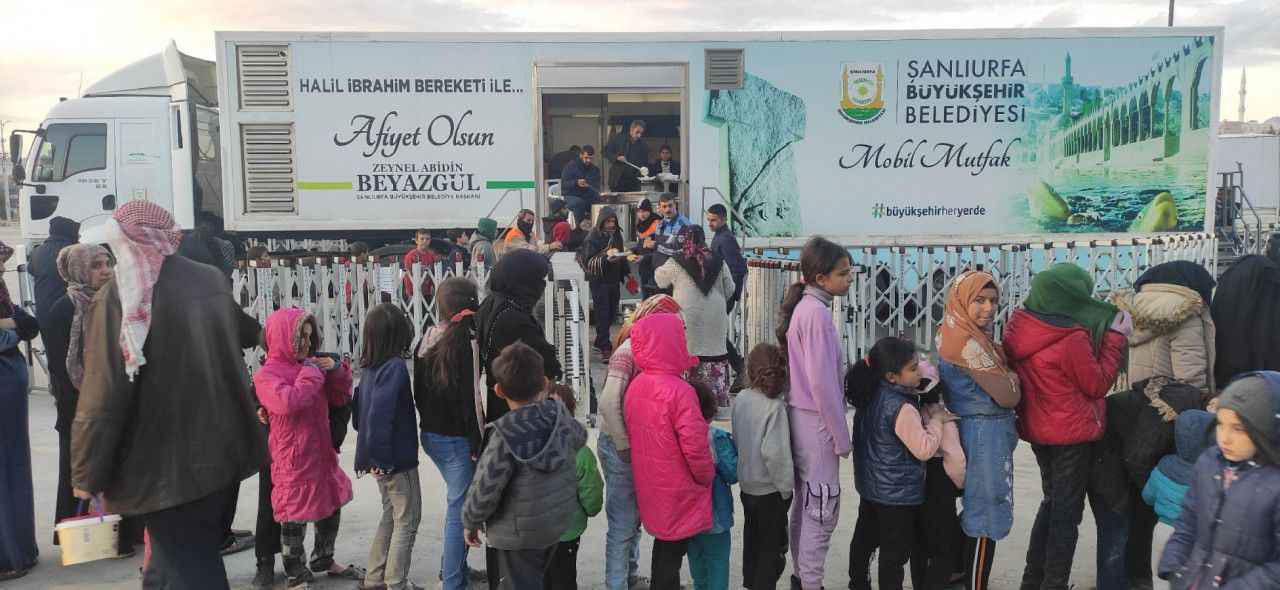 Büyükşehir’den binlerce depremzedeye sıcak yemek