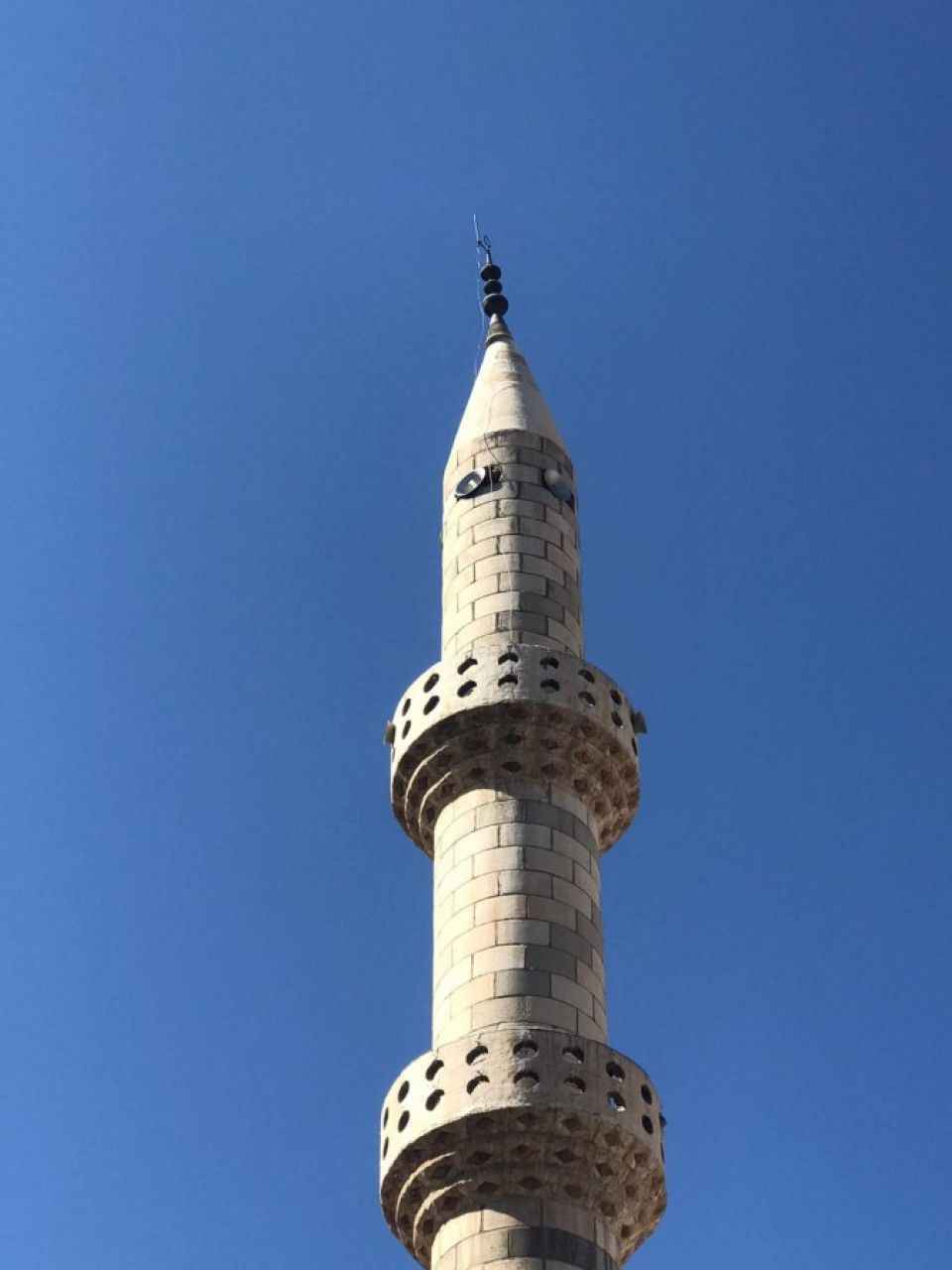 Şanlıurfa'da depremde caminin hasar gören minaresi tehlike oluşturuyor