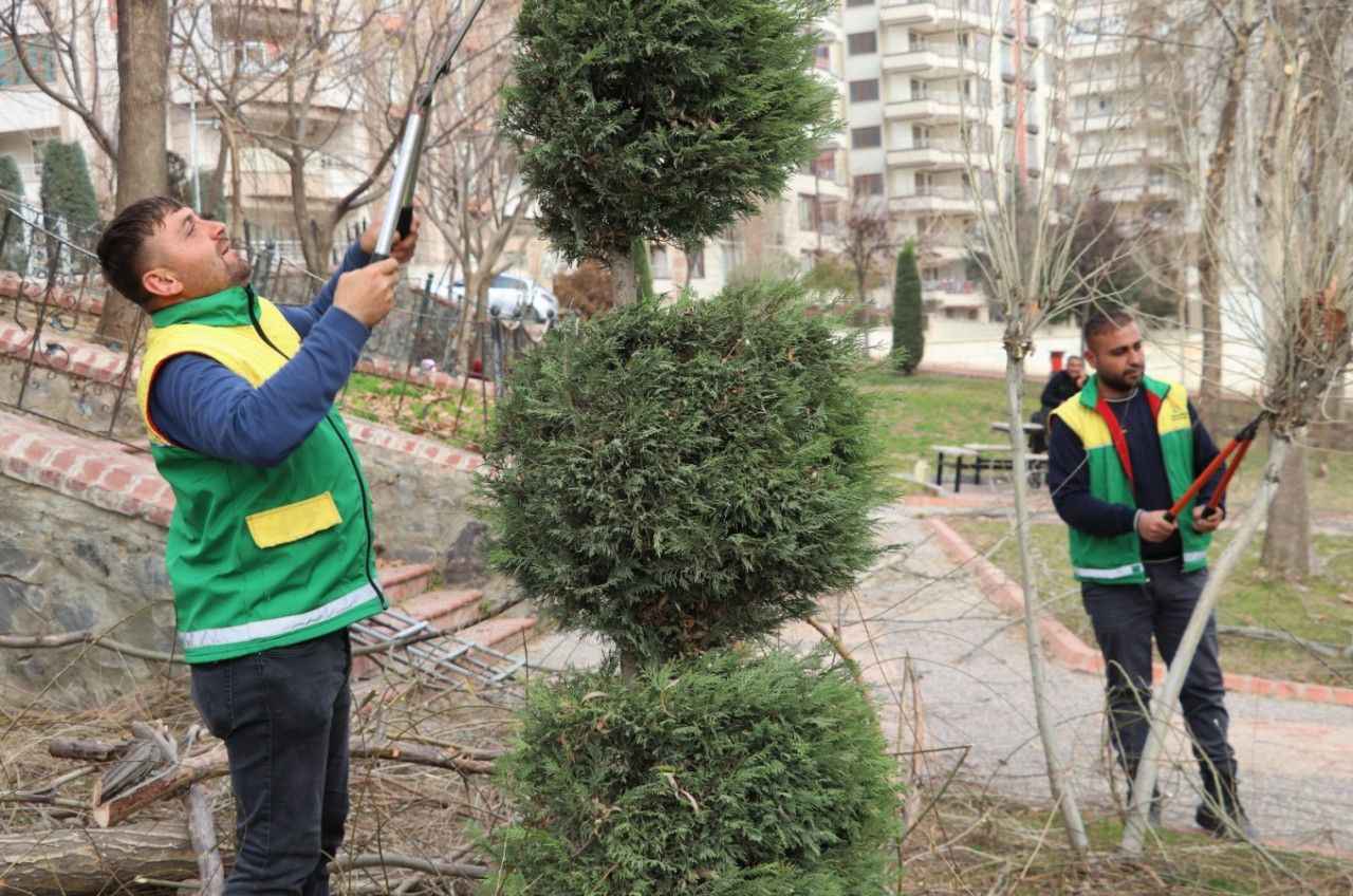 Karaköprü’de parklarda yaza hazırlık çalışmaları yapılıyor