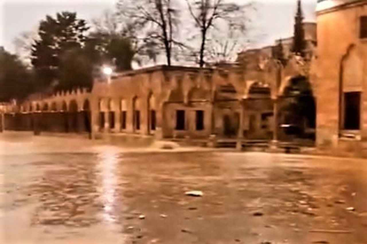 Selin vurduğu Urfa’da tarihi Balıklıgöl’ün suyu çamurla kaplandı
