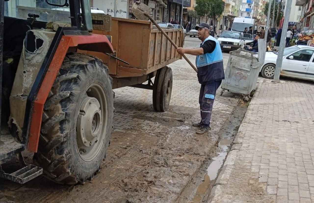 Viranşehir’de yağışlar öncesi yağmur suyu kanalları temizleniyor
