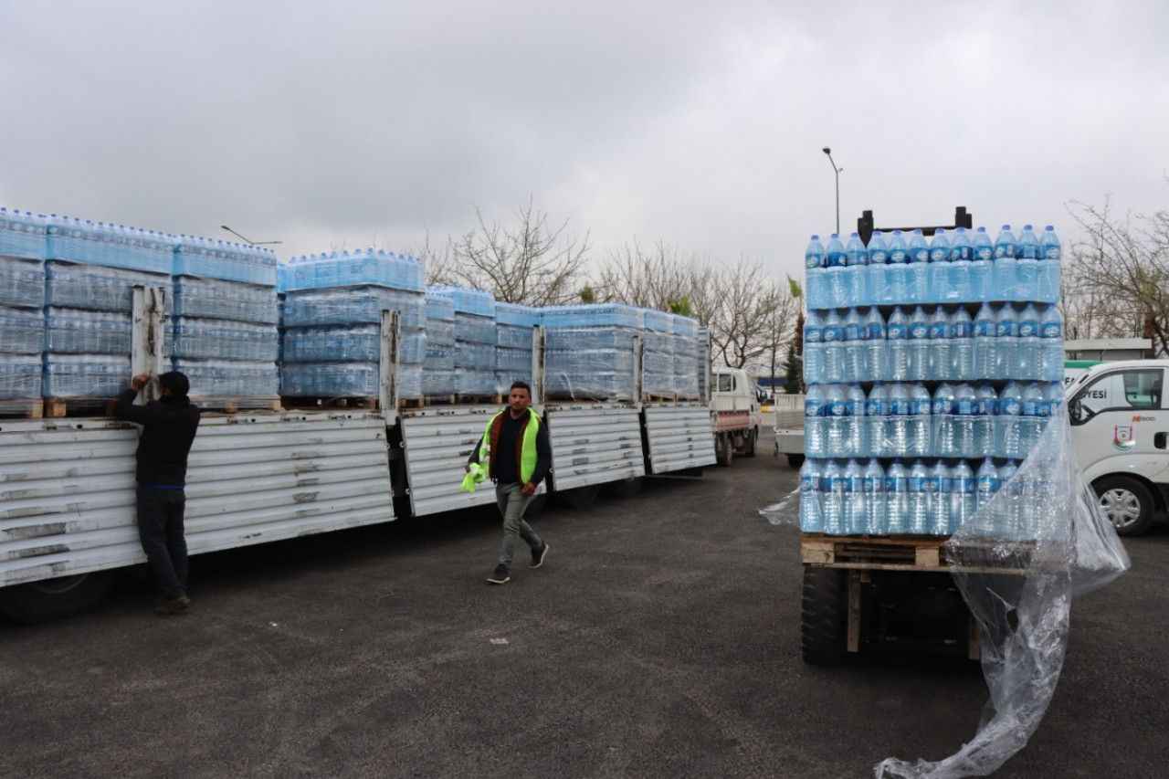 Büyükşehir Belediyesinden vatandaşlara hazır su dağıtımı başladı