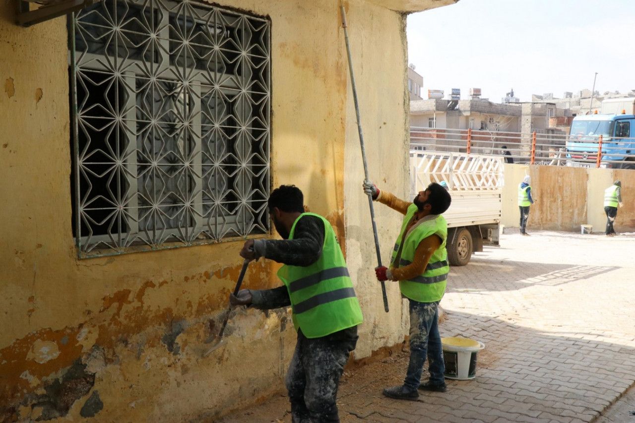 Haliliye’de selden etkilenen 14 mahallede boyama çalışması