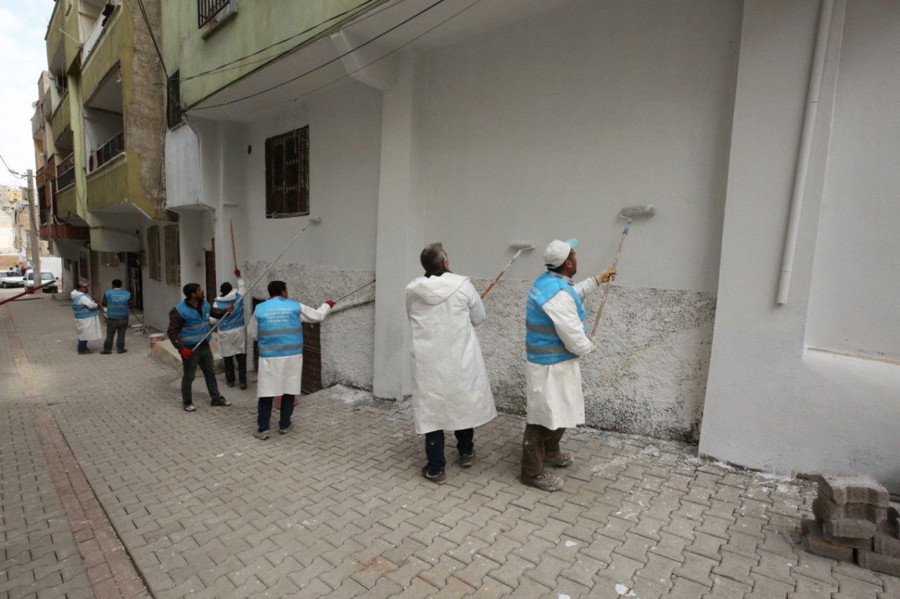 Eyyübiye’de selden etkilenen sokak ve evlerde boyama çalışmaları