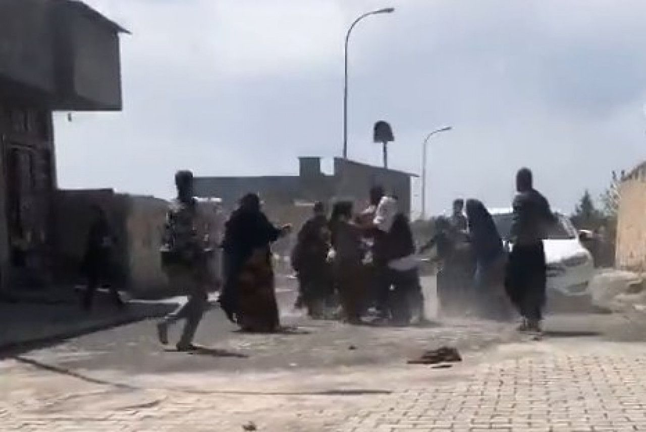 Viranşehir’de kadınların kavgasına erkekler küreklerle katıldı