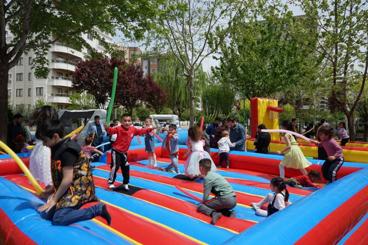 Karaköprü'de çocuklar 23 Nisan etkinliğinde doyasıya eğlendi