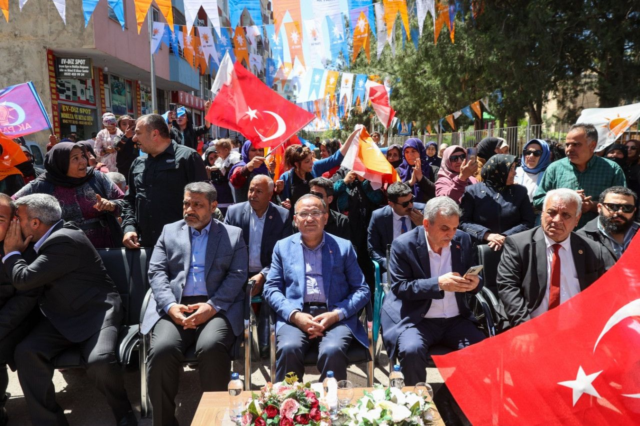 Viranşehir’de Bakan Bozdağ’ın katılımı ile Yazmacı’nın seçim bürosu açılışı mitinge dönüştü