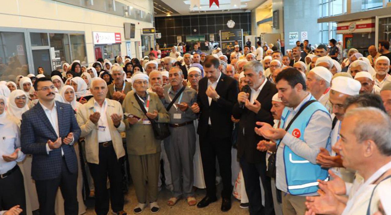 Şanlıurfa’dan kutsal yolculuğa çıkan ilk kafile dualarla uğurlandı