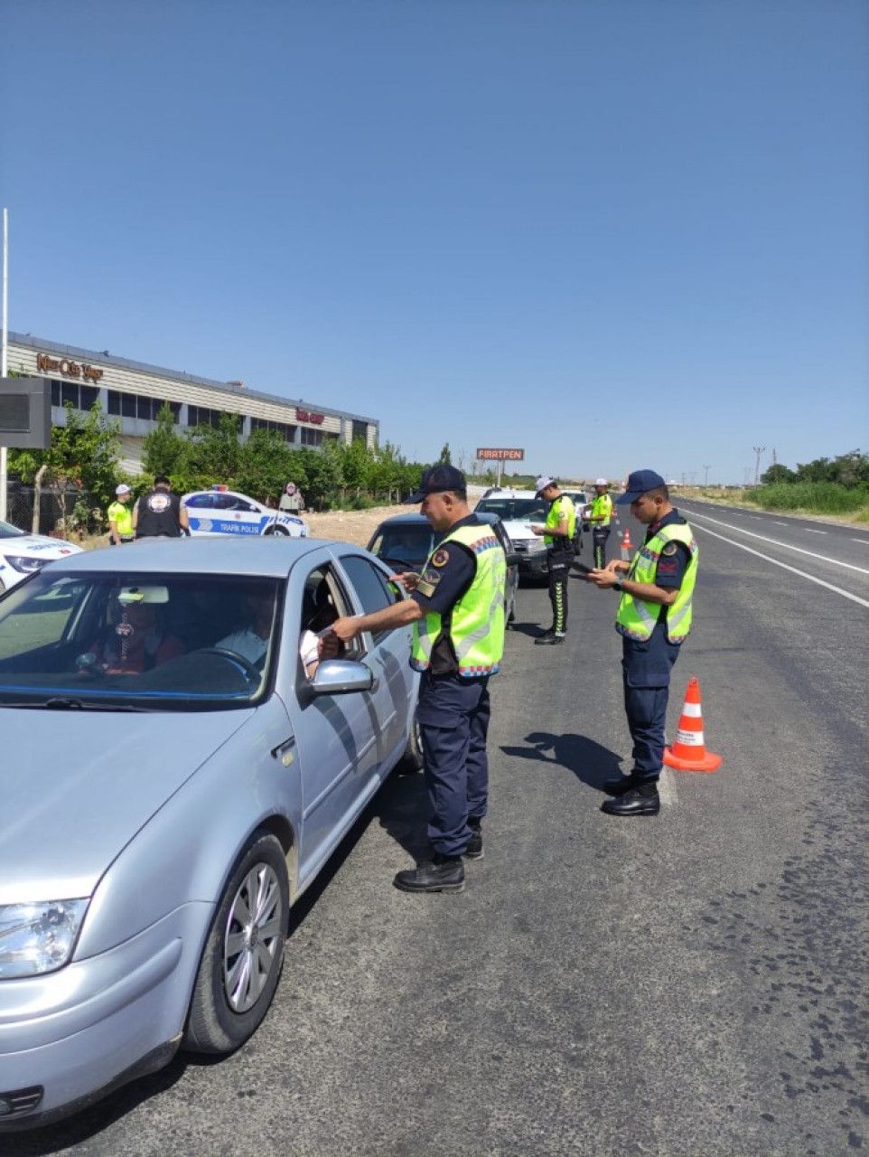 Urfa'da emniyet ve jandarma trafik ekipleri bayram öncesi denetim yaptı