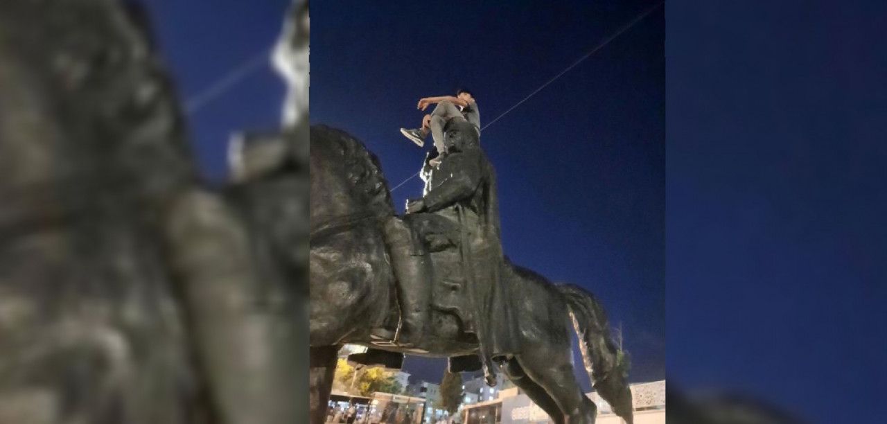Urfa'da Atatürk heykeline çıkan şahıs gözaltına alındı!