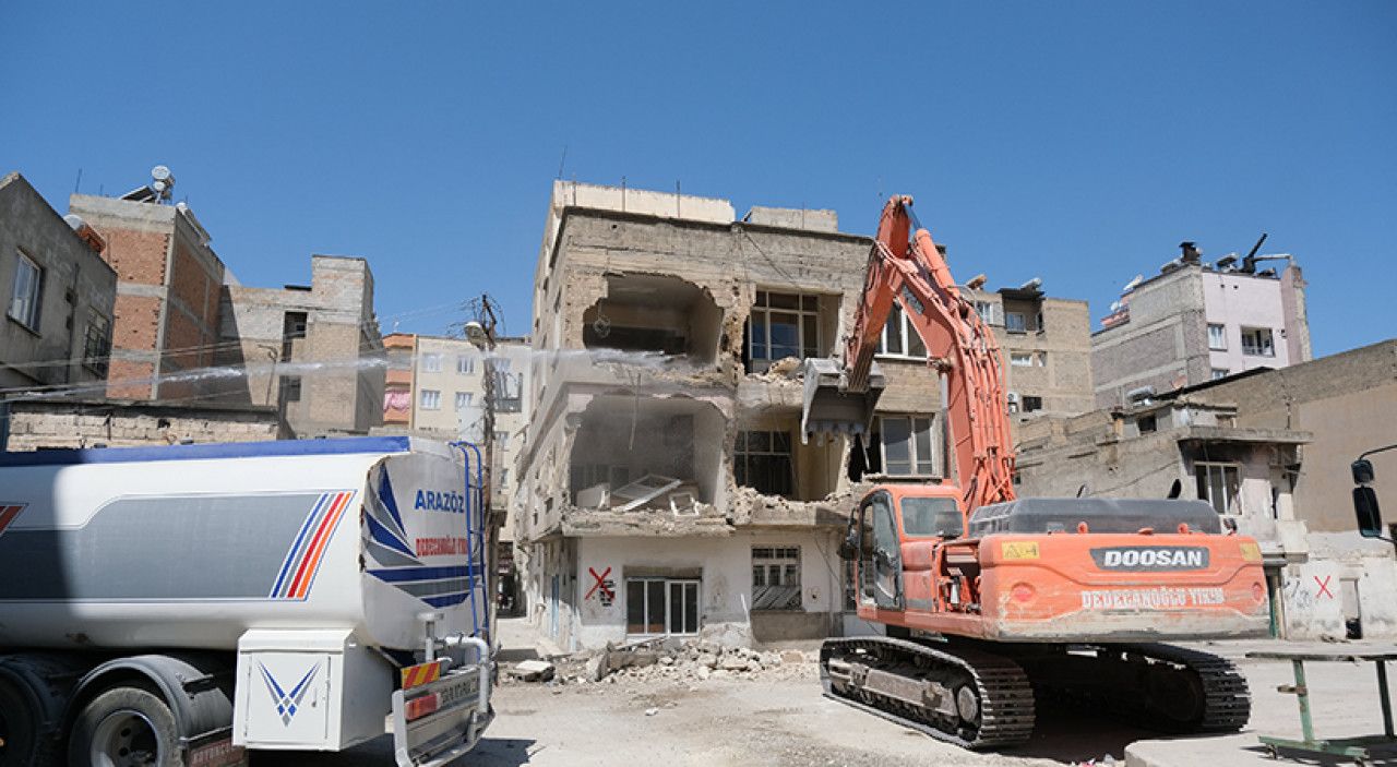 Birecik'te ağır hasarlı binaların yıkımına başlandı