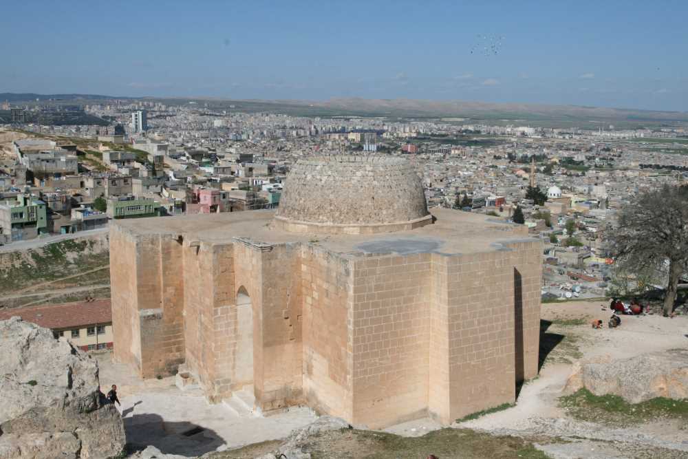Şanlıurfa’da dilsiz çocukları konuşturan ziyaret! Bölgedeki en eski türbe