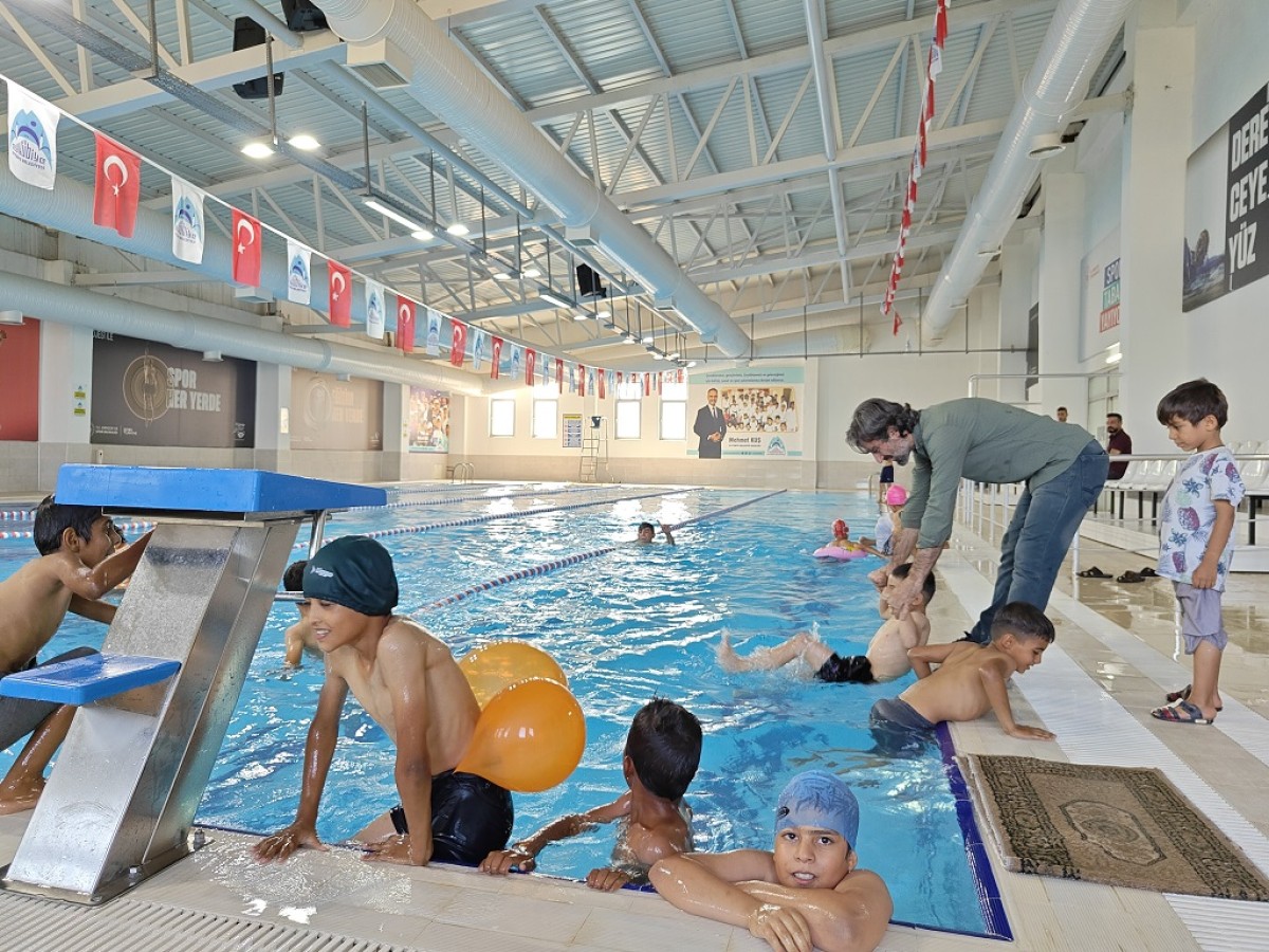 Eyyübiye’de çocuklar ve gençler yarı olimpik yüzme havuzunda serinliyor