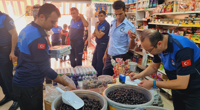 Urfa'da zabıta market ve dükkanlarda gıda denetimi yaptı