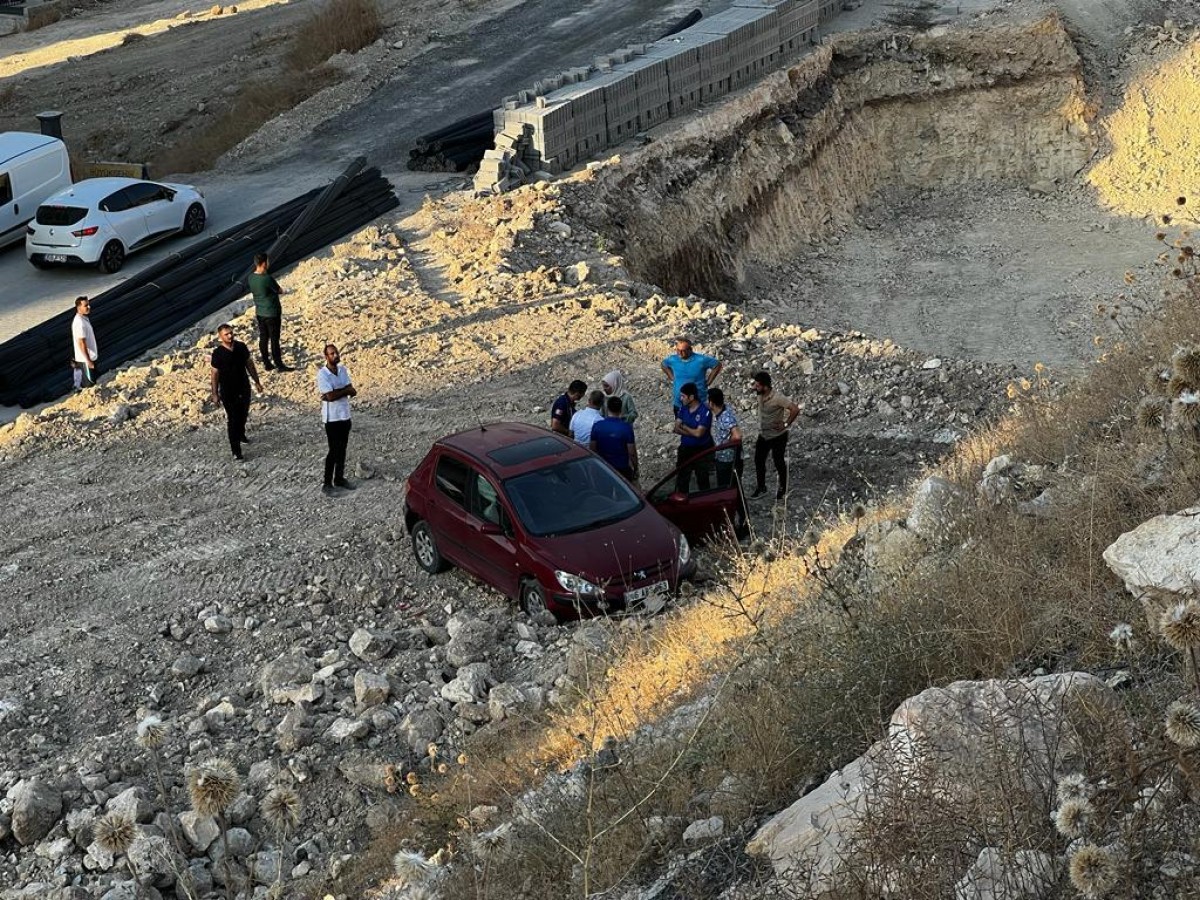 Karaköprü’de kaza: Araç şarampole uçtu