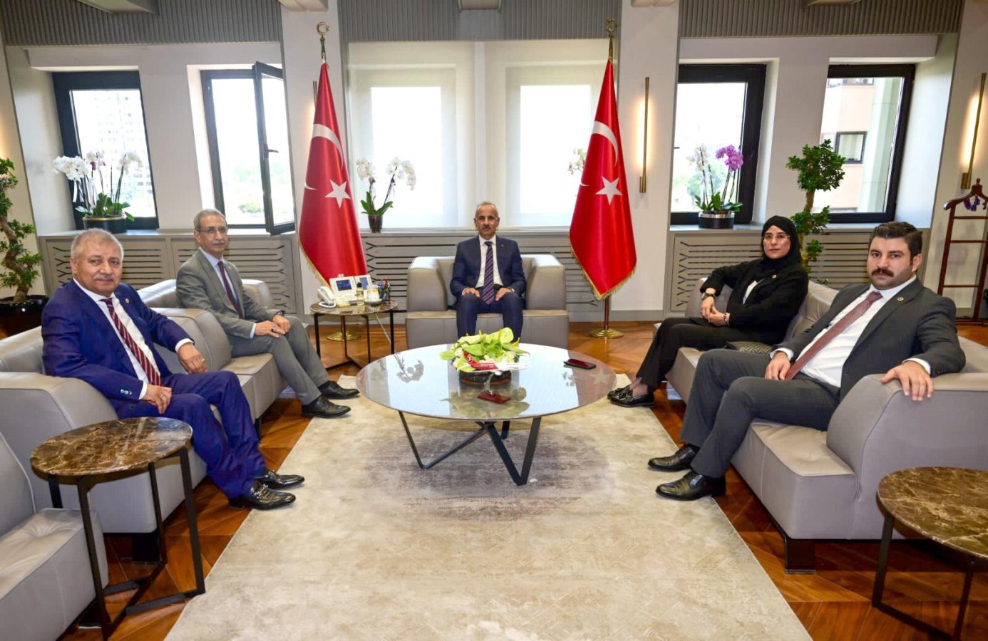 Urfa milletvekilleri Bakan Uraloğlu’nu ziyaret etti