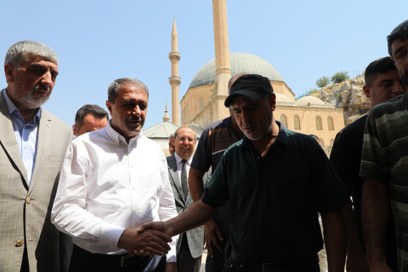 Vali Şıldak cuma namazını Dergah Camii’nde kıldı