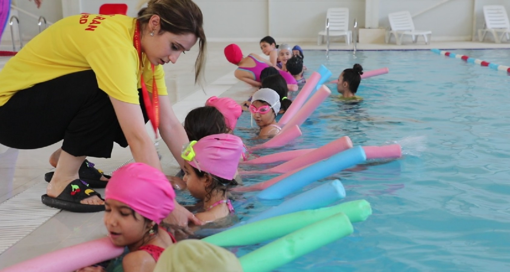 Viranşehir’de çocuklar yüzme öğreniyor