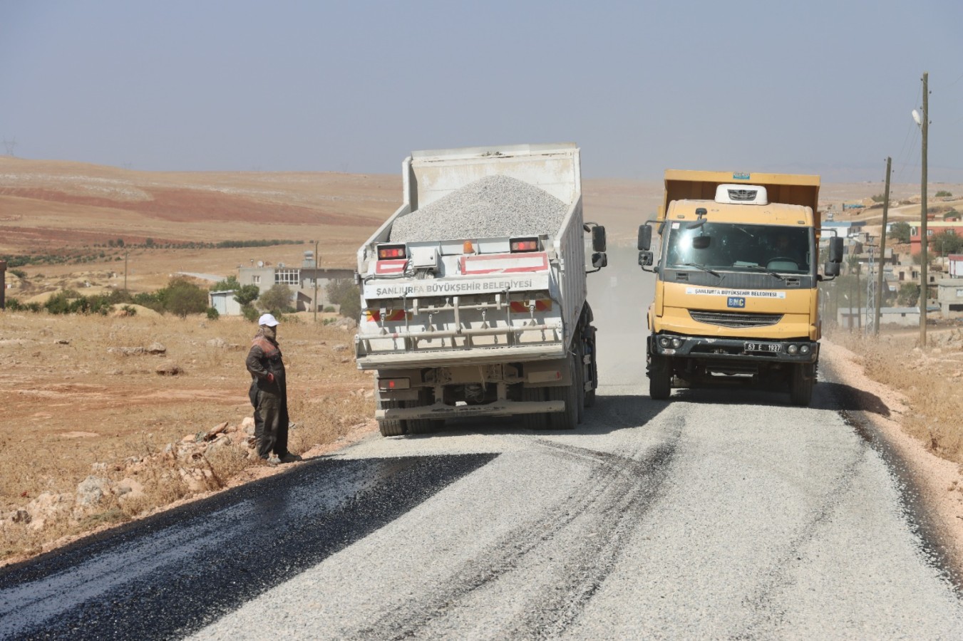 Büyükşehir belediyesi kırsal mahallede asfalt çalışmasını sürdürüyor