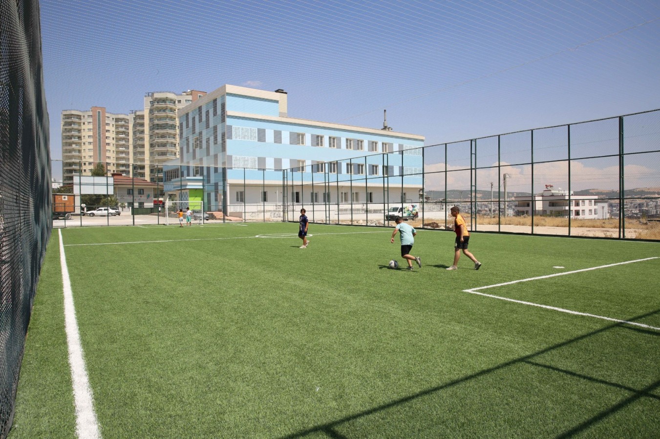 Karaköprü’ye bir çim saha daha kazandırıldı