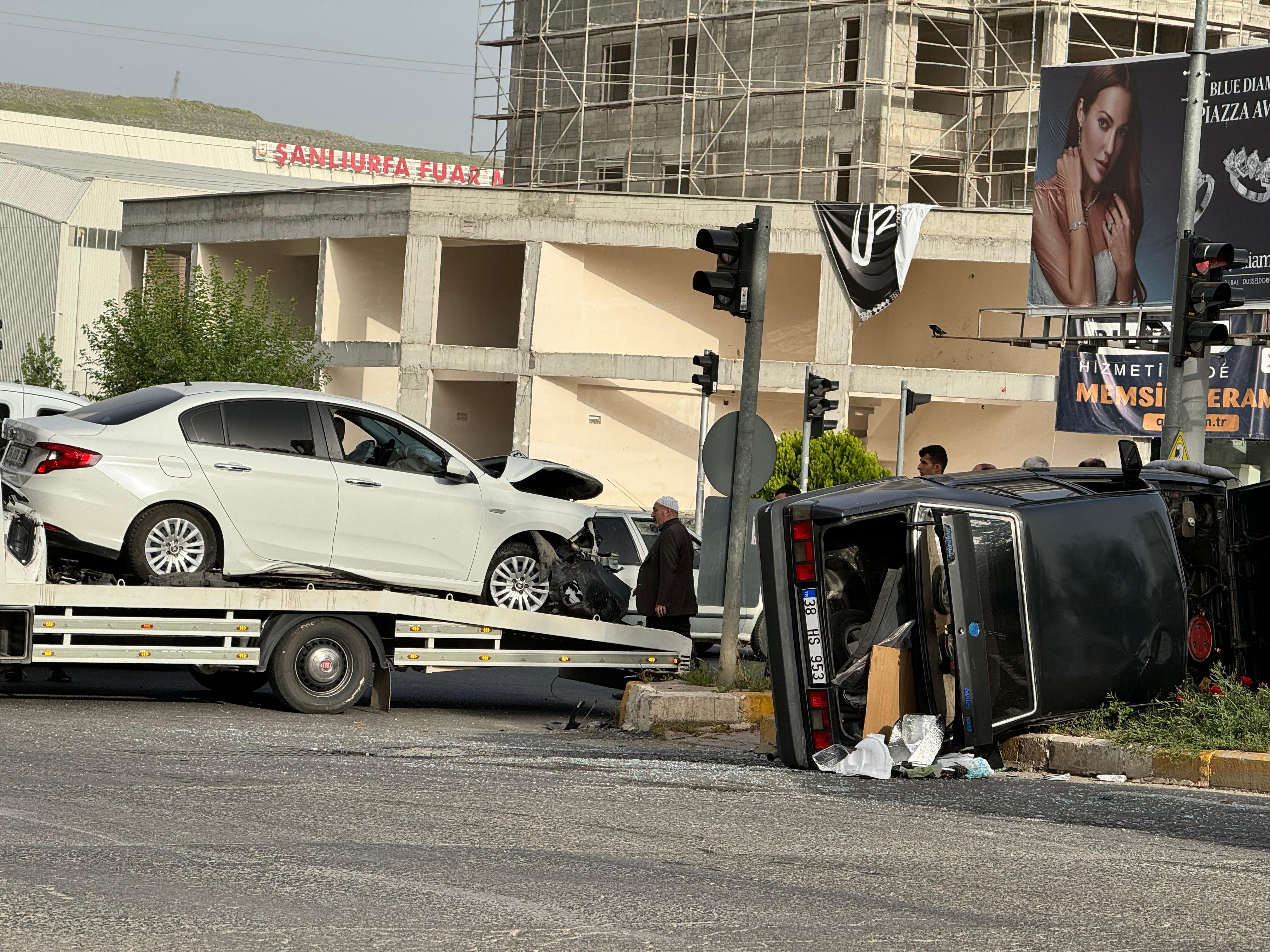 Şanlıurfa’da ilginç kaza! Otomobil yan yattı