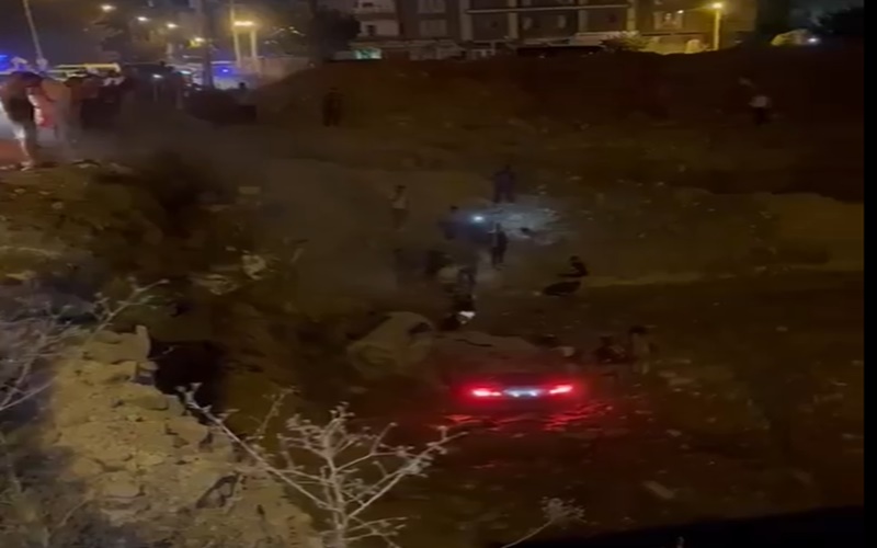 Karaköprü’de otomobil inşaat çukuruna uçtu: Yaralılar var