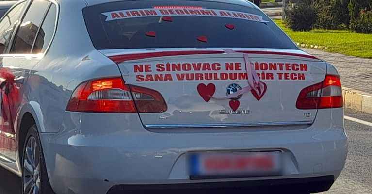 Şanlıurfalı damattan Sinovac’lı Biontech’li gelin arabası yazısı