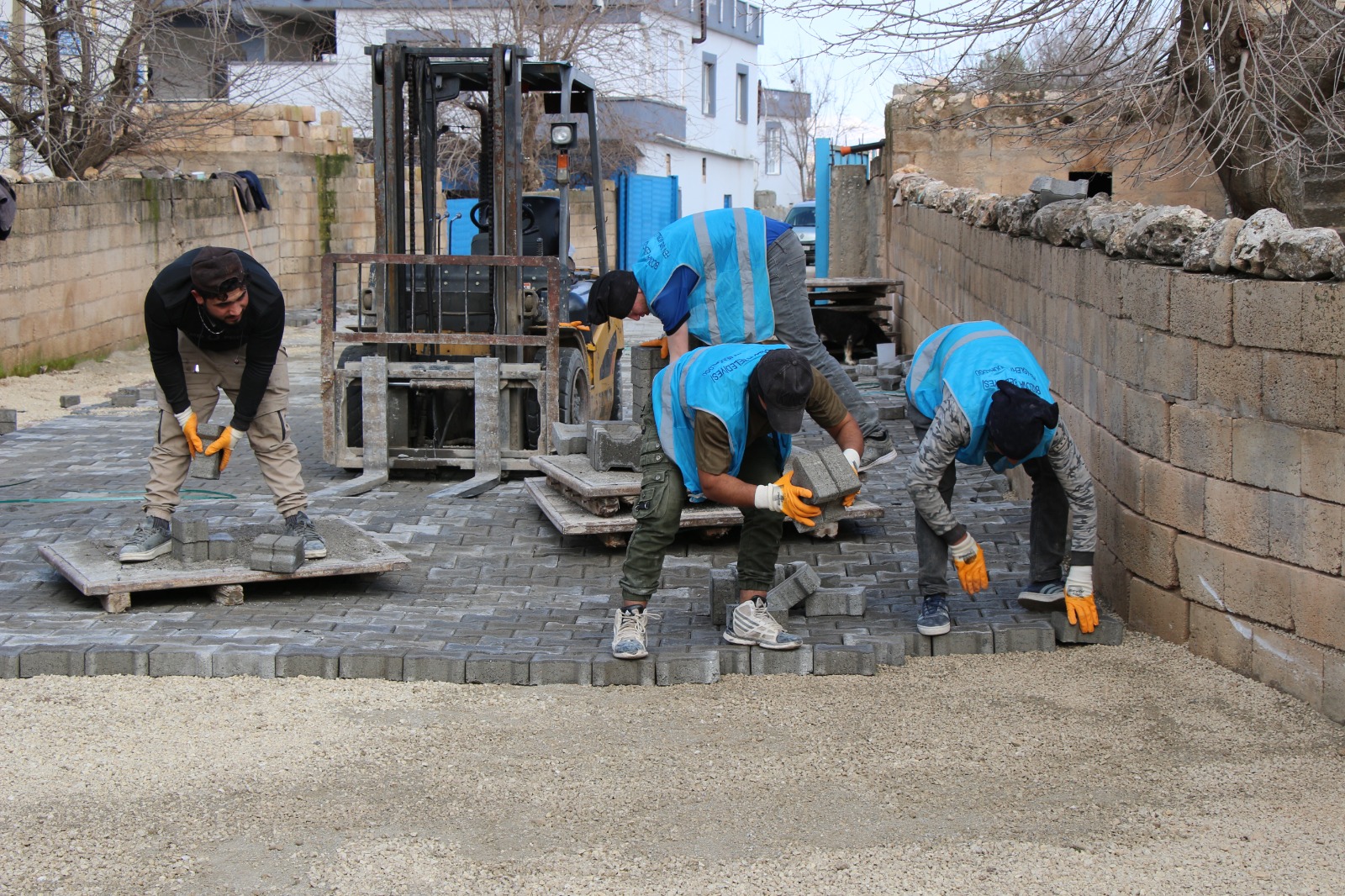 Onlarca mahallede yol çalışması devam ediyor