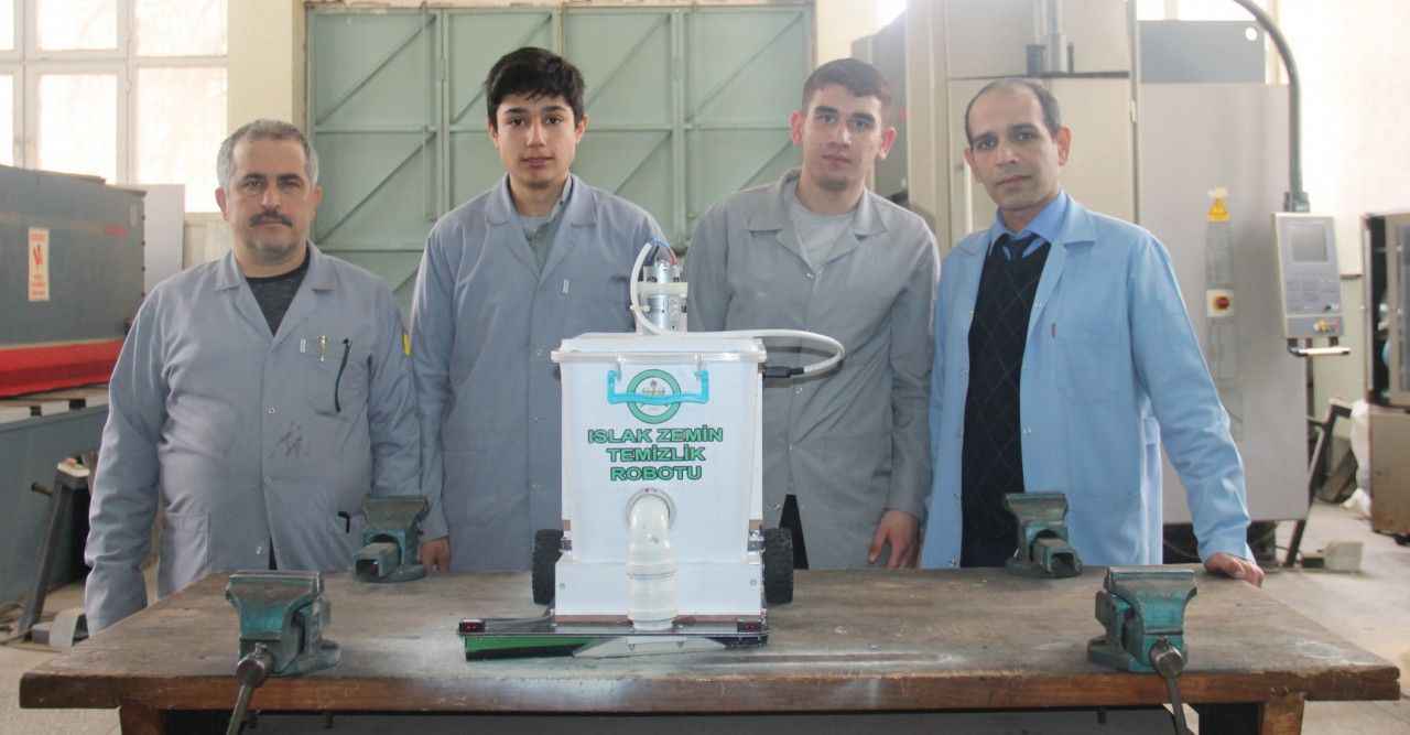 Urfalı öğrenciler Islak zemin temizleyici robot üretti